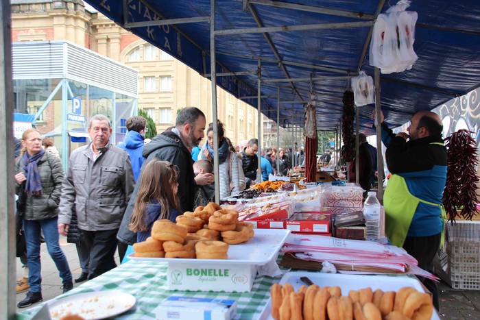 Gabonetako azokak jende asko 7 1576941745441