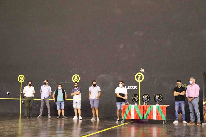 Txapelak jantzi dituzte Amez 12 1632682642305