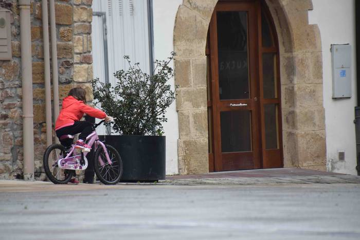 Haurrak kalera atera dira 5 1587900338757