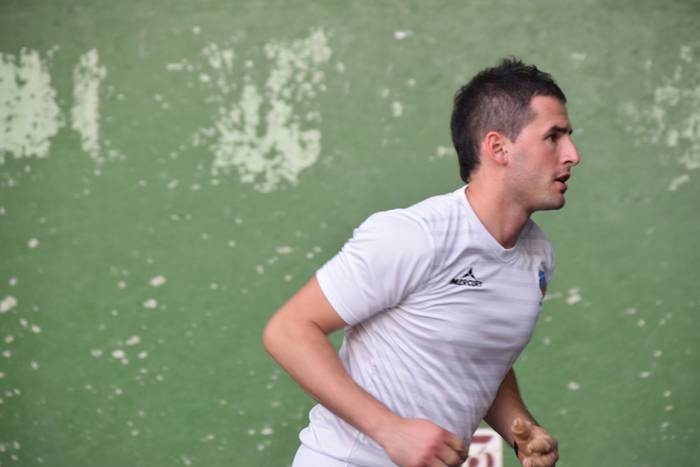 Giro onean ari da ospatzen B 15 1527960707062