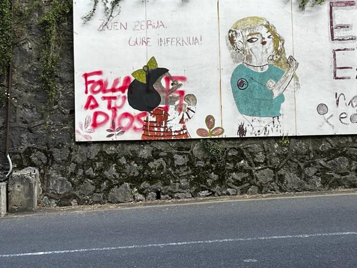 Sinbolo nazi bat eta feminismoaren aurkako idatzia egin dituzte Zizurkilgo mural batean