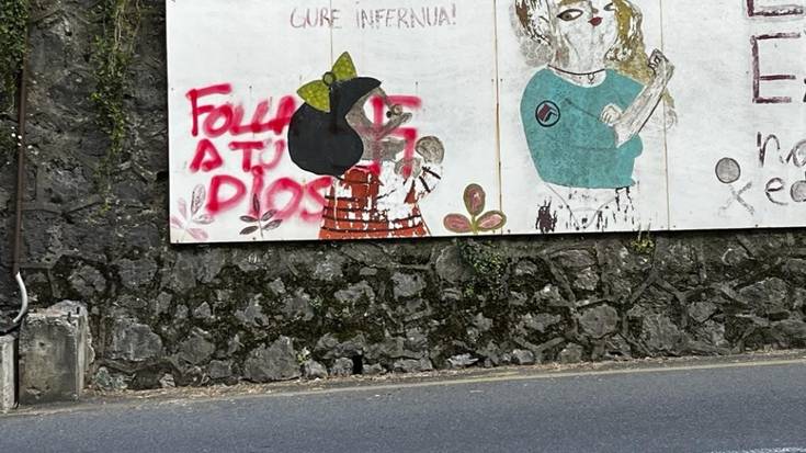 Sinbolo nazi bat eta feminismoaren aurkako idatzia egin dituzte Zizurkilgo mural batean