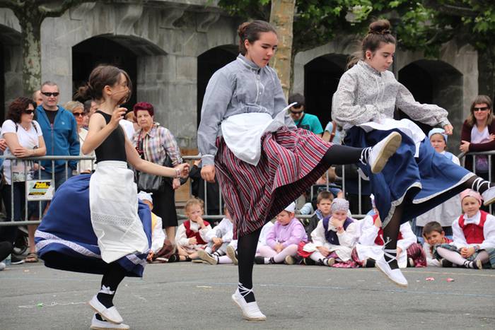 Dantzari txiki eguna Villabonan 16 1465749472856