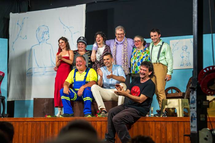 Festa giroan itxiko dute Oinarria Antzerki Topaketa