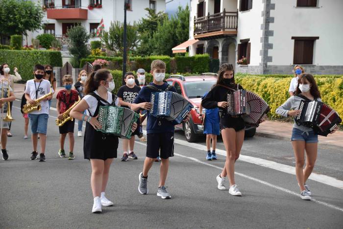 Festari itxura ematen, musik 18 1627663336760