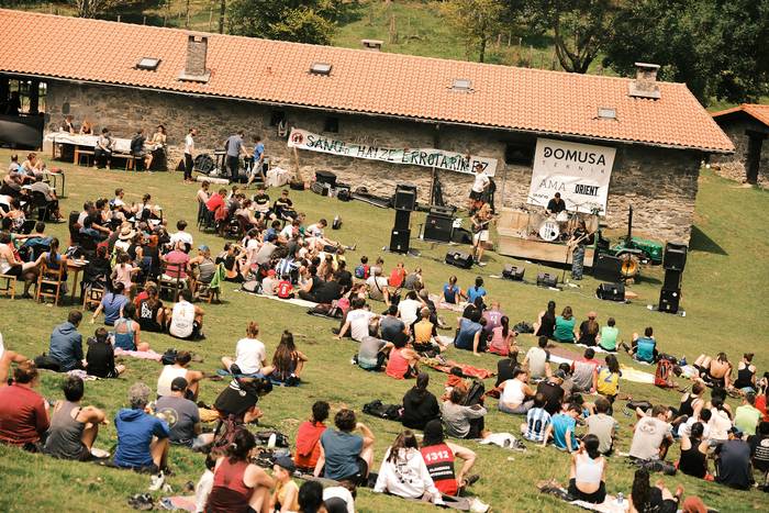 Rock doinuek girotuko dute Herniorako bidea