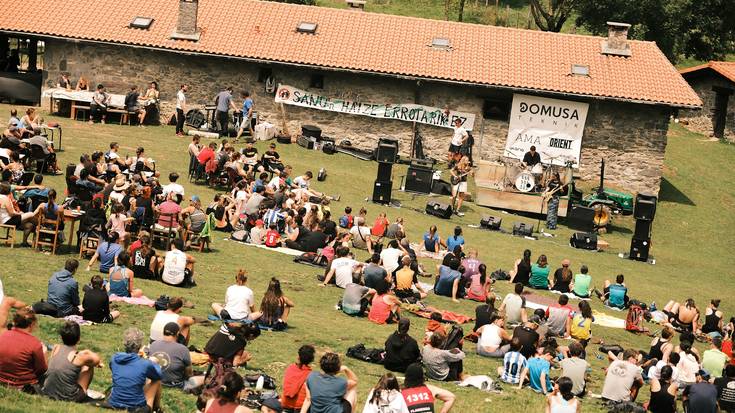 Rock doinuek girotuko dute Herniorako bidea