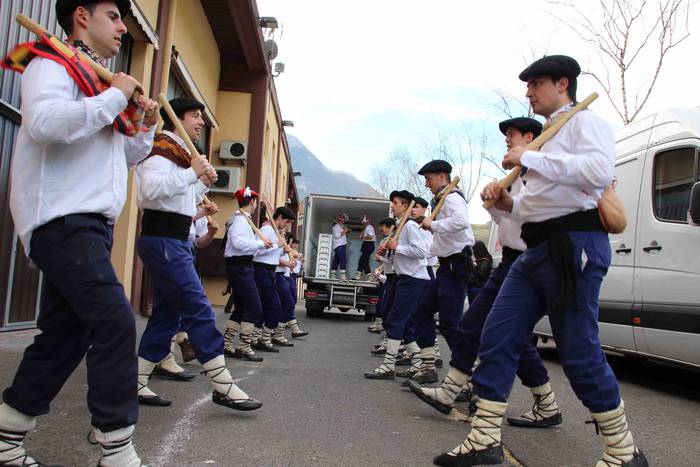 Ajerik gabe, makila eta lau  44 1551618010907