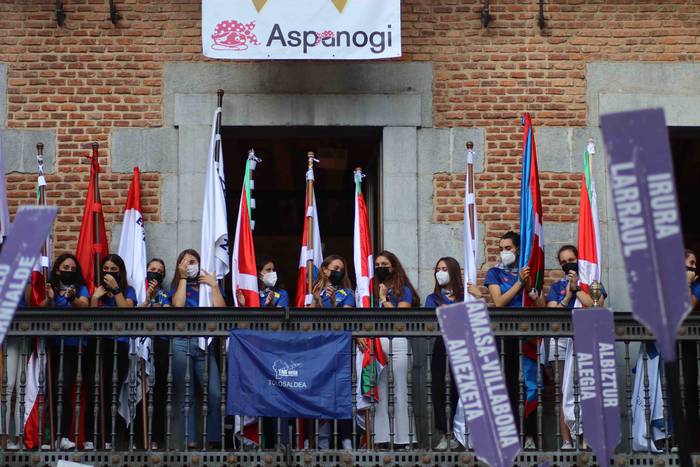 Tolosa urdinez jantzi da 34 1632073504612