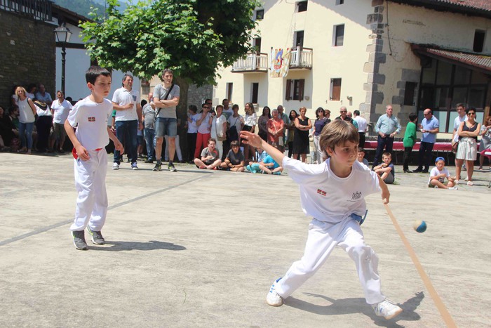 Emakumeak dantzari, lehenengo aldiz soka dantzan - 57