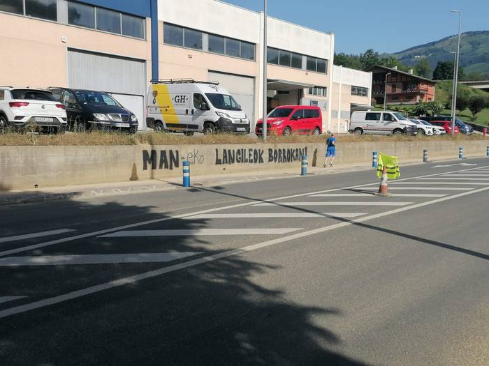 MAN enpresako langileek diote enpresak ez dituela euren eskaerak aintzat hartu