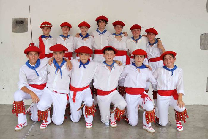 Dantza sokara batu dira emak 35 1660153182282