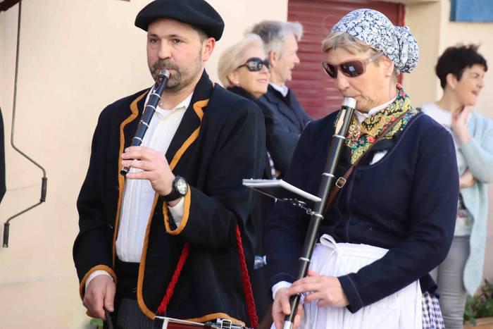 Dantzatzen duen herria 25 1581859445384