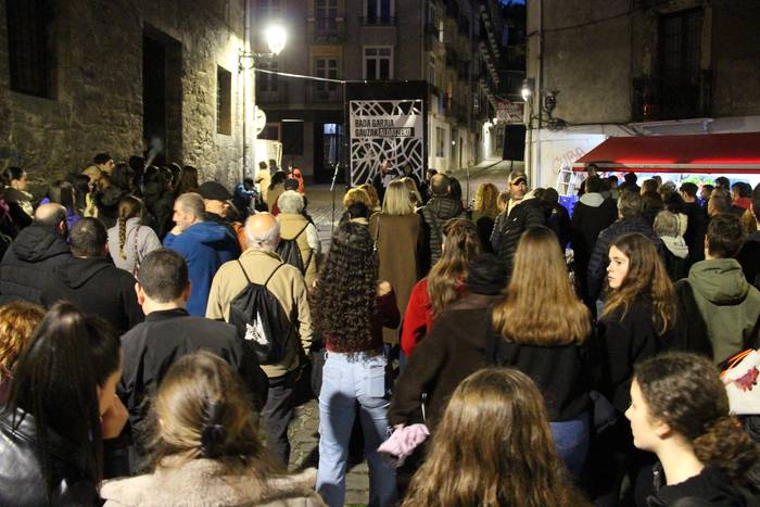 Erantzukizunak eskatzen jarraitzen dute