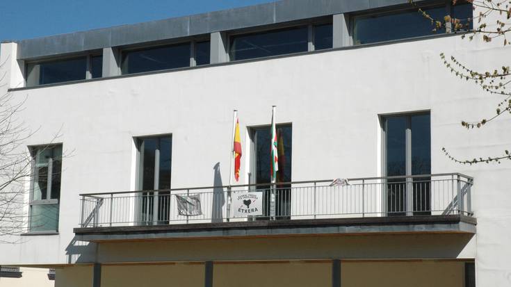 Espainiako banderaren itzala bueltan