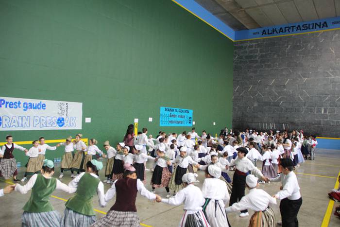 Txikienen oinak dantzan, fes 1 1527423247663