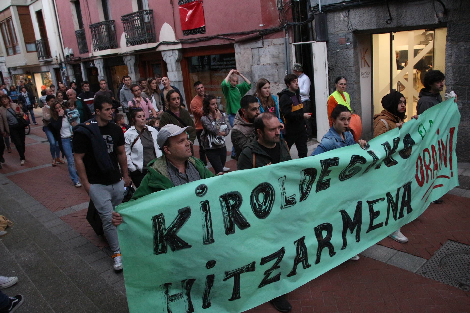 «Erantzunik gabe» jarraitzen dute kiroldegiko langileek
