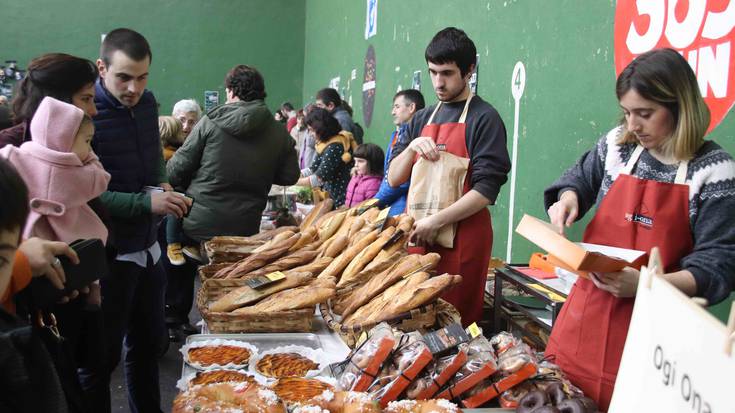 Eztiaz gozatutako Azoka Eguna igandean, Altzon