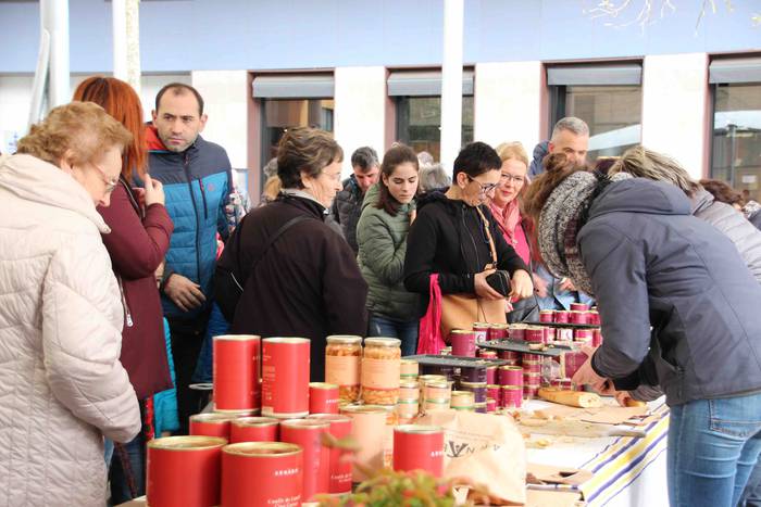 Gabonetako azokak jende asko 13 1576941750190