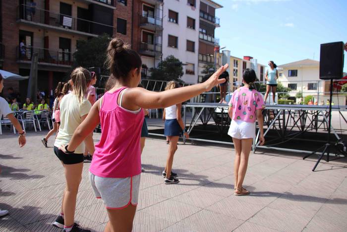 Zumba klase herrikoia Santio 5 1658941176578