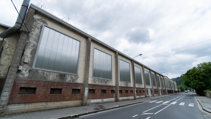 Udalbatzak Tolosa Argituz kooperatibari Ferialekuko estalkian plaka fotovoltaikoak jartzeko lagapena egin dio