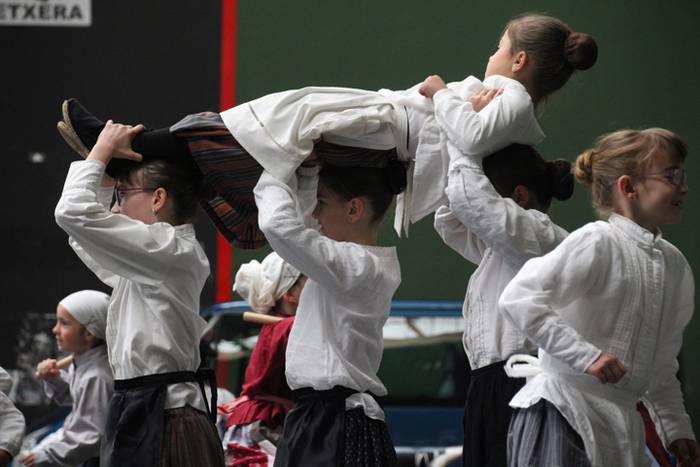 Bukalaik dantzari txikiz bet 3 1525521954627