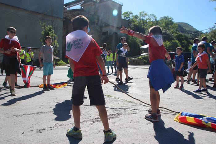 Eskuak batuta, desio bakarre 10 1528640517129