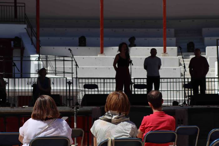 Bertso saioa Tolosako zezen  11 1592740346271