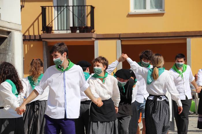 Berriro ere elkarri eskutik  26 1632576978527