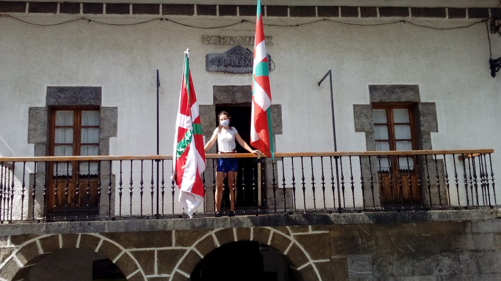 Ane Zelaia arraunlaria, irabazitako bandera batekin udaletxean