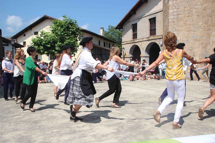 Emakumeak dantzari, lehenengo aldiz soka dantzan - 48