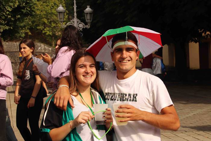 Kalean gora eta behera, kuad 86 1564506842578