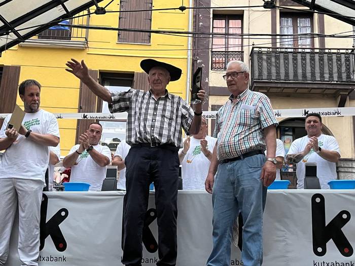 Eguzkitzak jantzi du txapela