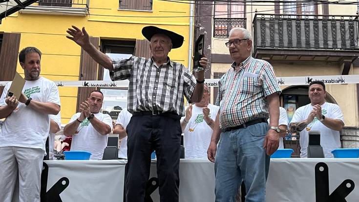 Eguzkitzak jantzi du txapela
