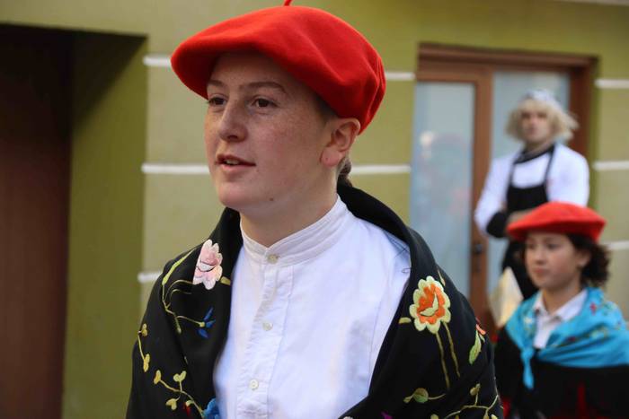 Dantzatzen duen herria 18 1581859439177