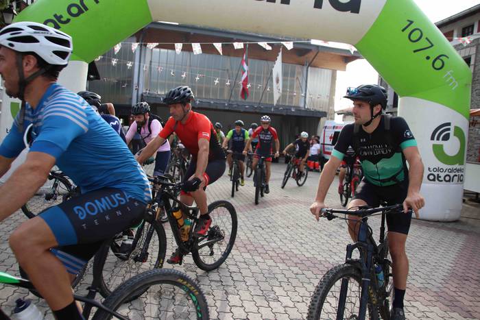 Mendi bizikleta lasterketare 27 1660377600037