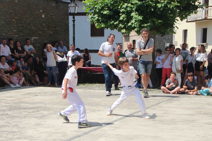 Emakumeak dantzari, lehenengo aldiz soka dantzan - 56