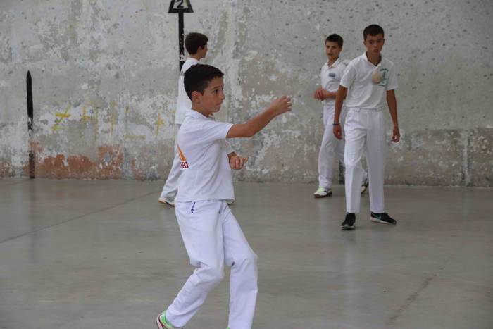 Zuriz jantzi zen Berrobiko f 23 1567409261533