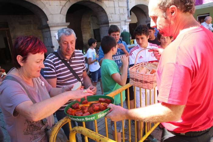 Haurrak jolasean, helduak jan eta edanean 39 1468672183038