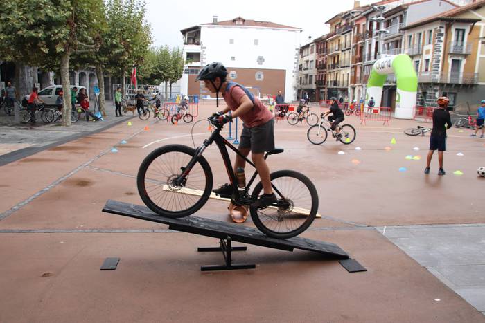 200 txirrindulari inguru, Ir 1 1570293775345