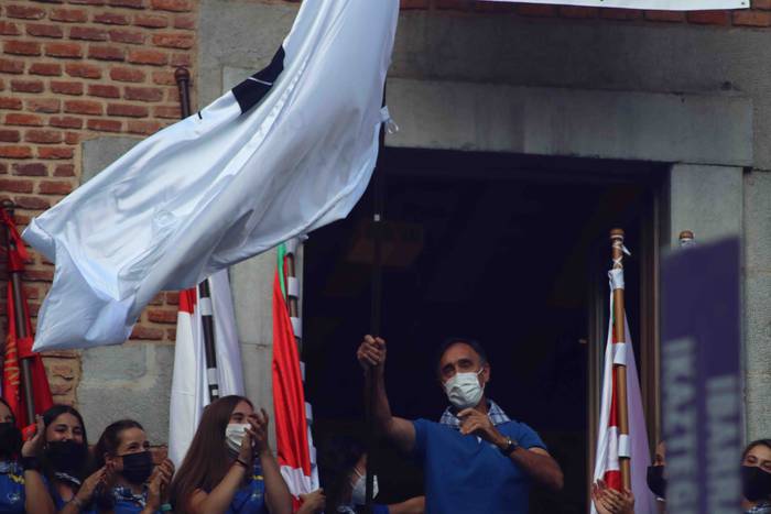 Tolosa urdinez jantzi da 44 1632073509026