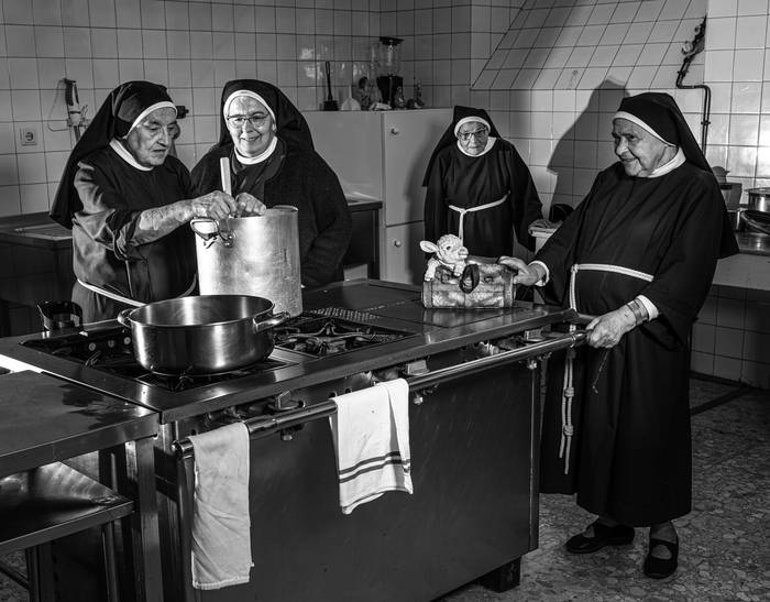 Santa Klara komentua, klausurako mojen babeslekua
