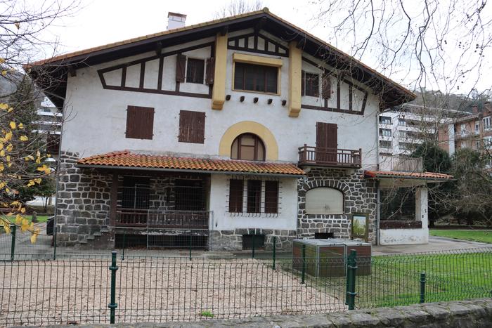 Arkaute txaleta, Facebook-eko erreakzionarioak eta erakundeak