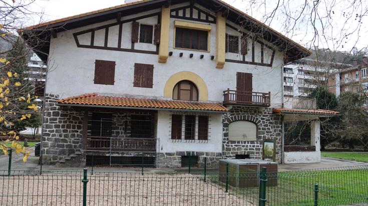 Arkaute txaleta, Facebook-eko erreakzionarioak eta erakundeak