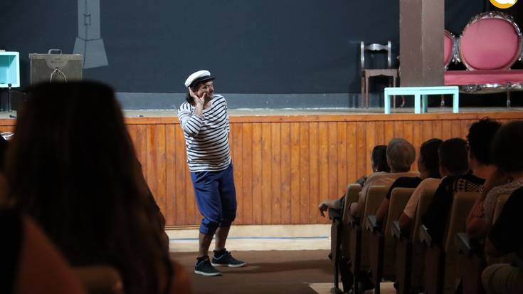 Festa giroan itxi dute antzerki topaketa