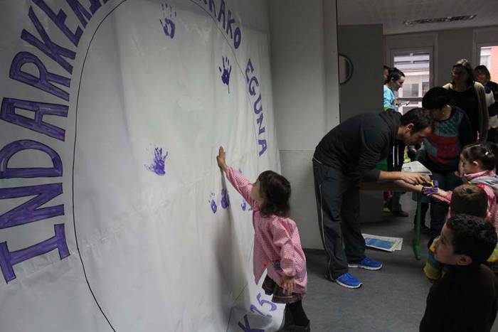 Azaroak 25 Ikaztegietako eskolan murala 5 1448454563098