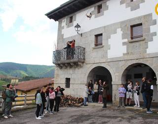 Oilarra jaitsi eta hasi da festa