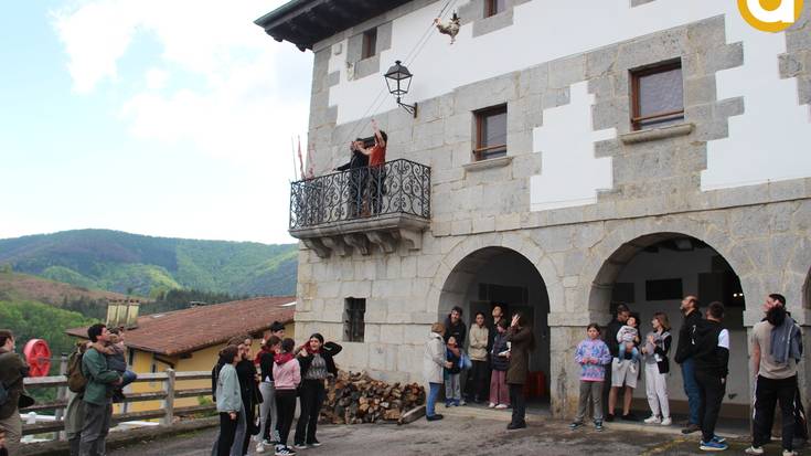 Oilarra jaitsi eta hasi da festa