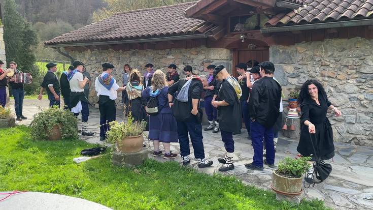 Amasako gazteak dantzan, baserriz baserri