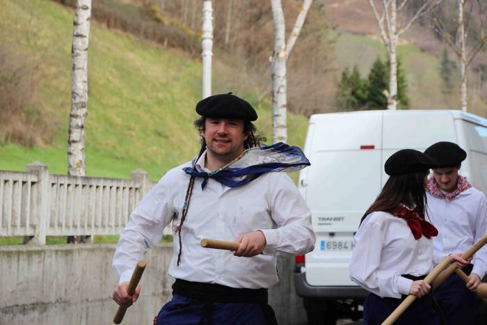 Ajerik gabe, makila eta lau  57 1551618109559